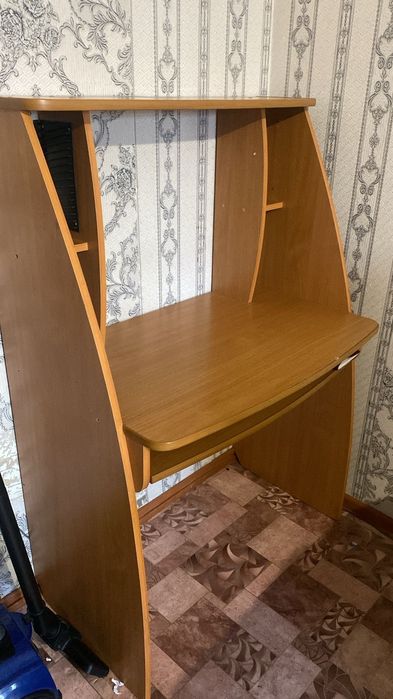 Письменный стол.