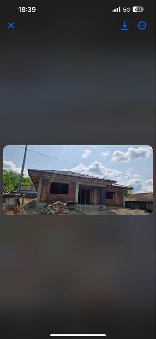 Executam  Case la Rosu