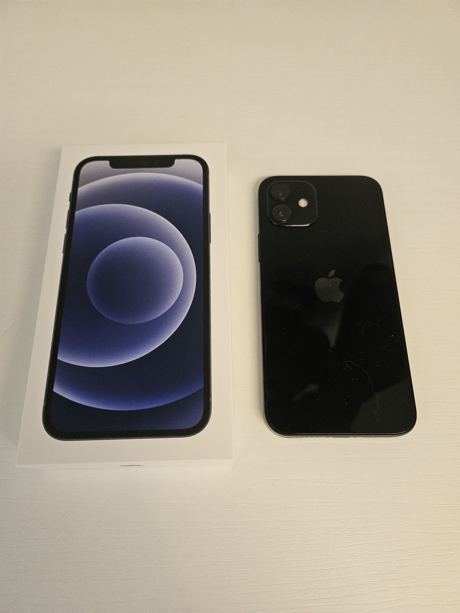 Iphone 12  64GB, черен
