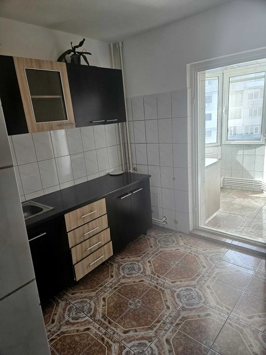 Apartament 3 camere etaj 3. Str. Basarabiei., zona General