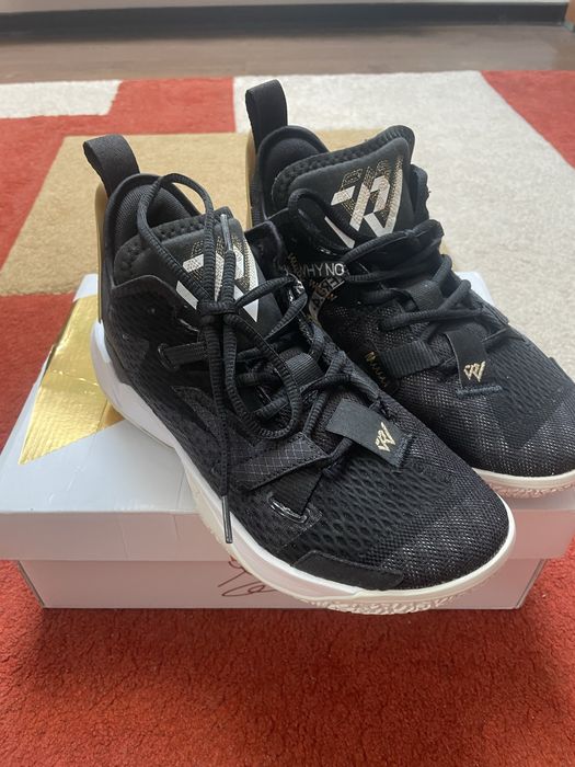 !Vand adidasi de baschet nepurtati!