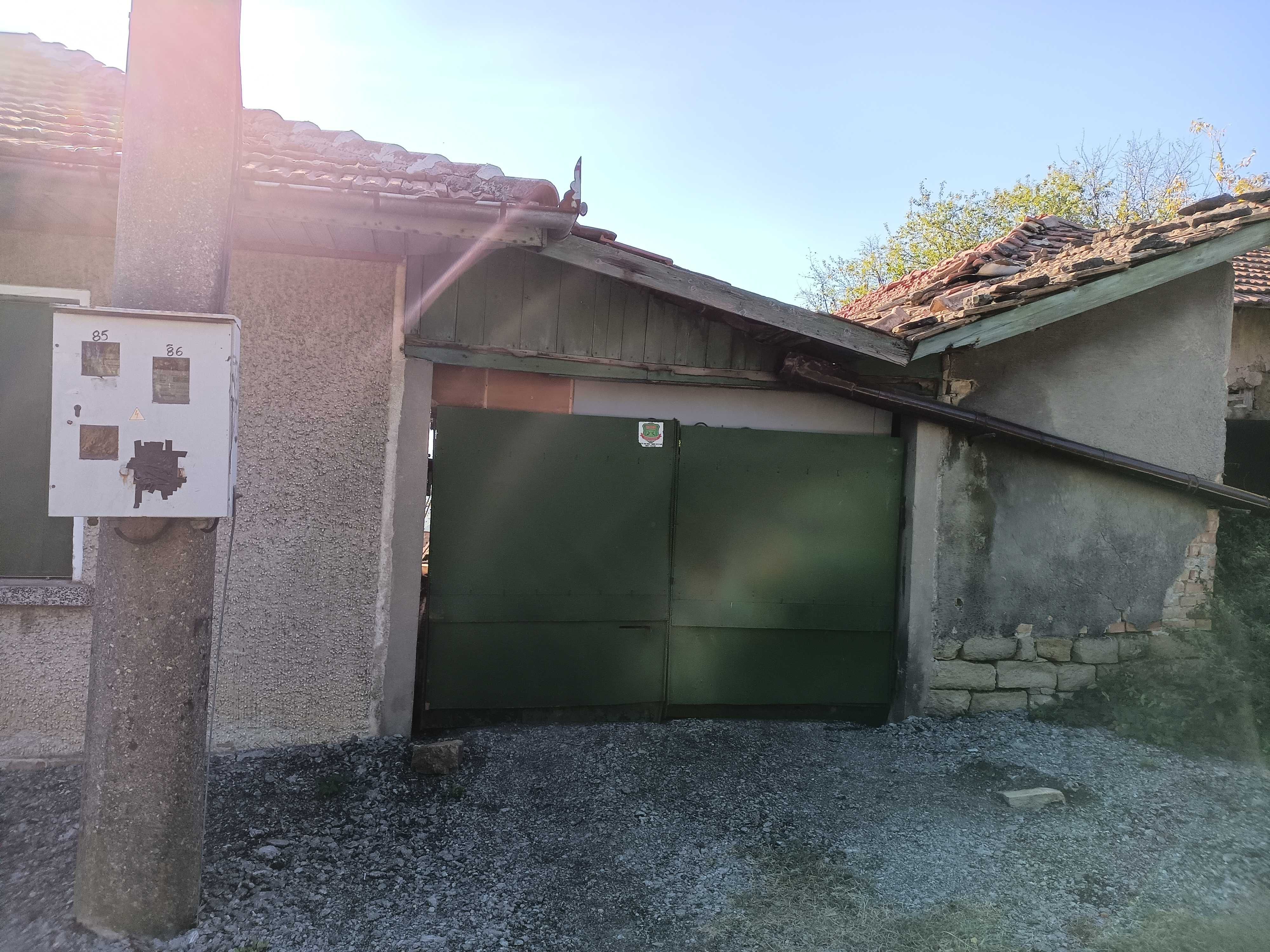 Продавам къща в село Черни Бряг община Антоново