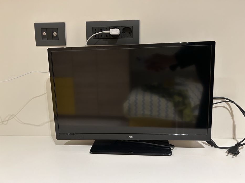 Продавам телевизор JVC 32”