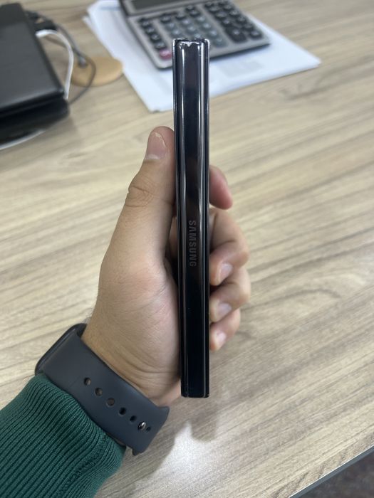 Z Fold 5 ishlashi zor korpusida qirilgan joylari bor bez chexol ishlat