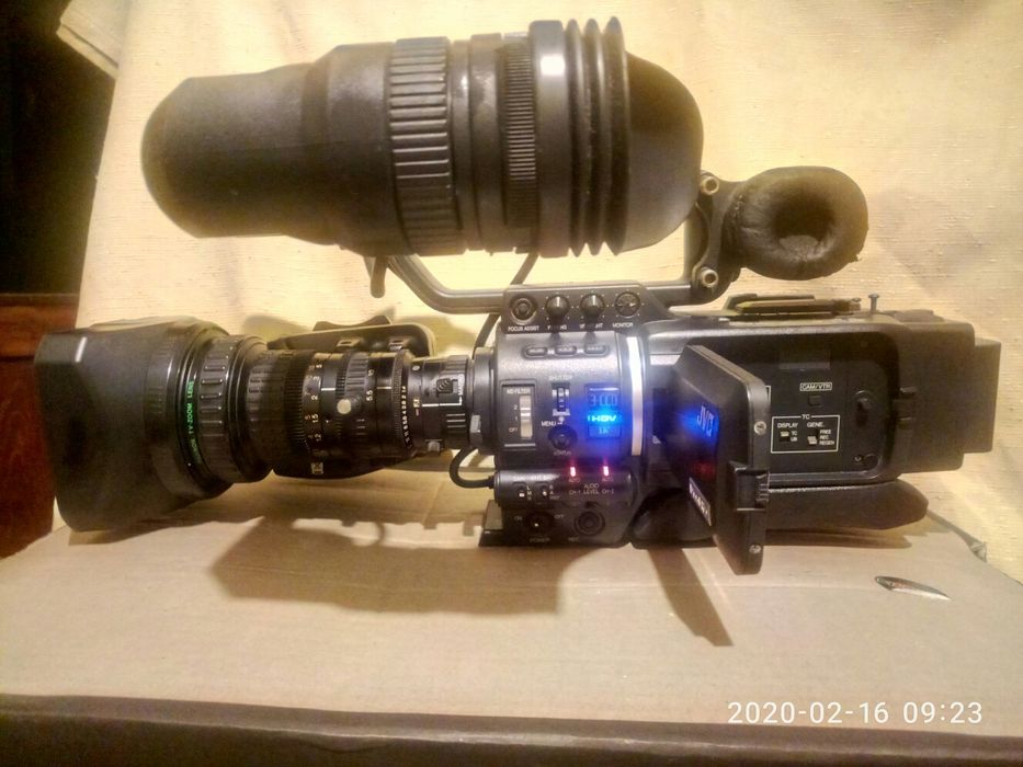 Продавам професионална HD DV камера JVS GY-HD111