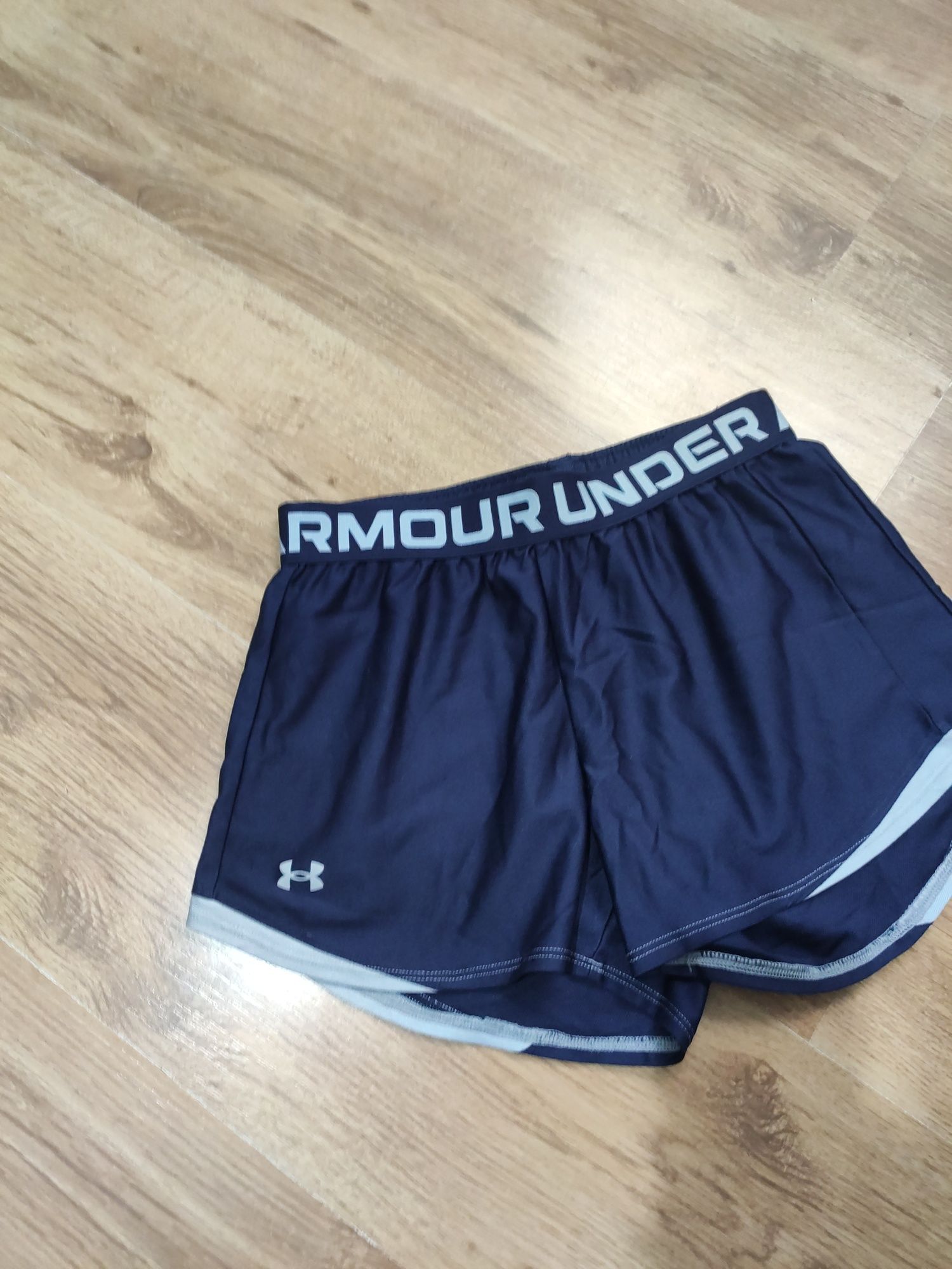 Pantaloni scurți de damă Under Armour mărimea XS