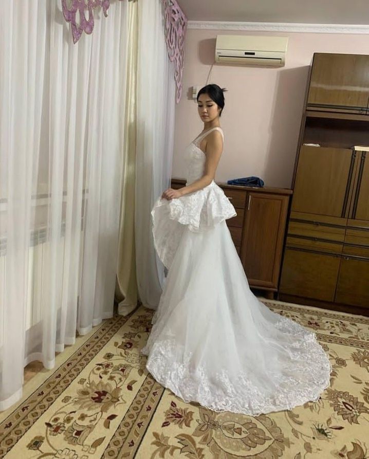 Свадебное платье продается. Размер 42-44,белый цвет
