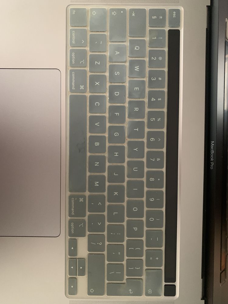 MacBook Pro 16-inch с калъф