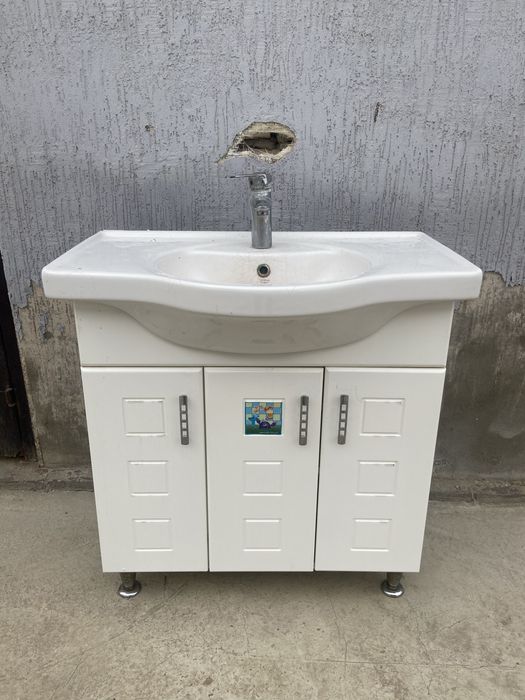 Раковина с тумбой и зеркалом в ванную комнату