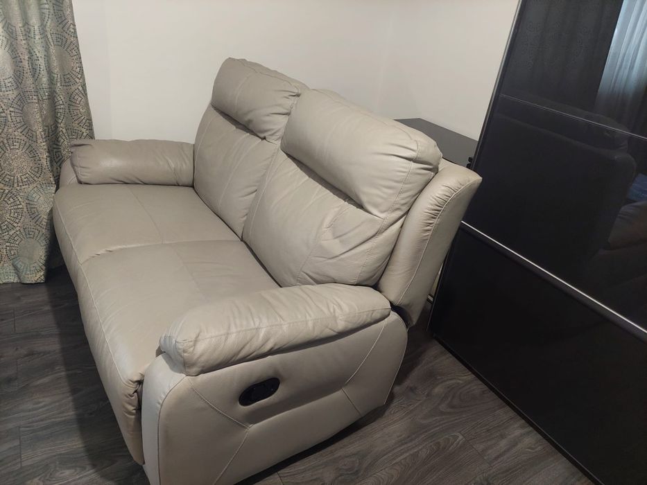 Canapea piele naturală + măsuță servit cafeaua