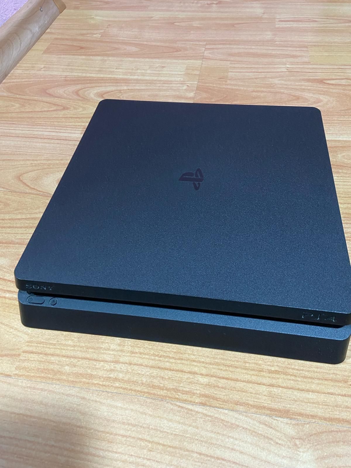 PS4 slim 1TB cu 2 manete