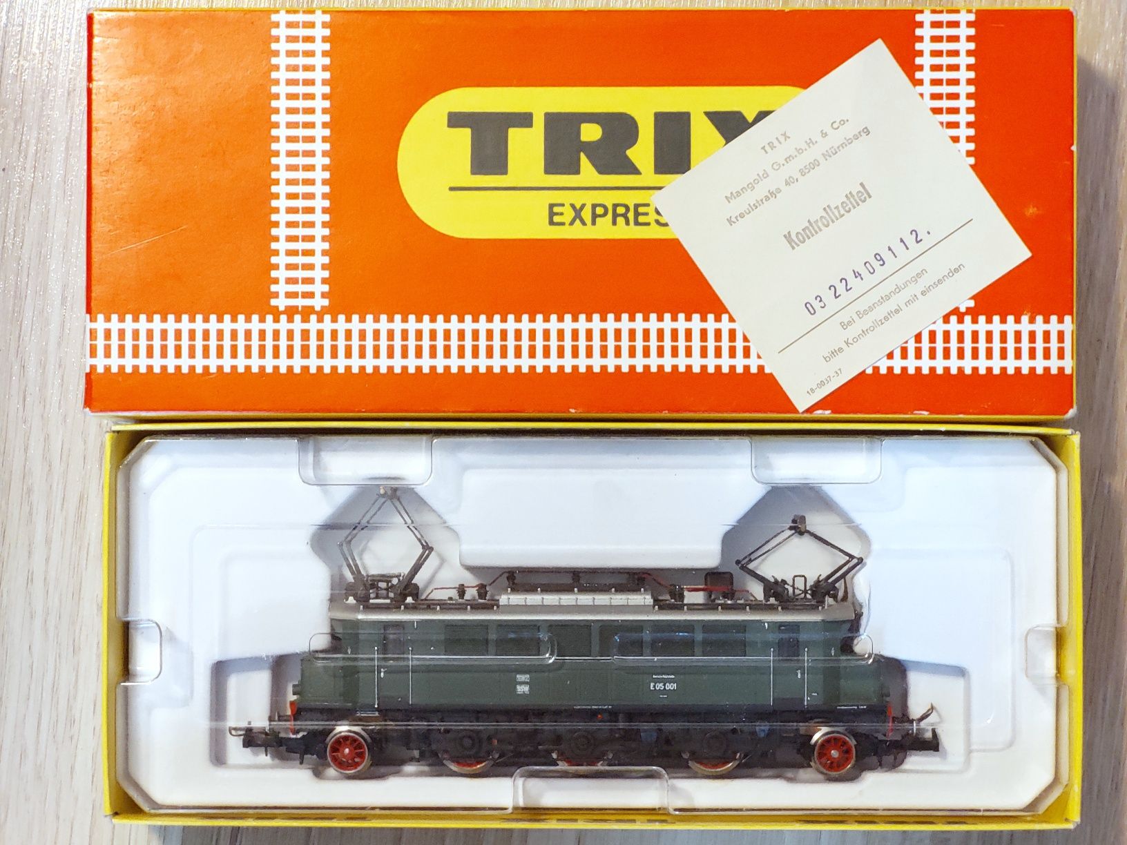 TRIX DRG E 05.001 H0, 4 vagoane Roco Donnerbuchsen, Roco E 104