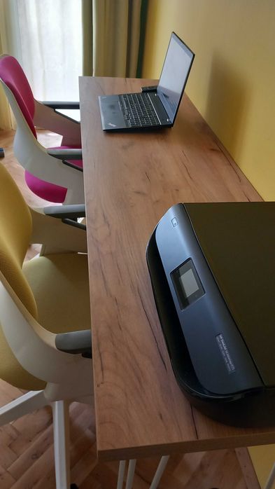 Детско бюро с метални крачета