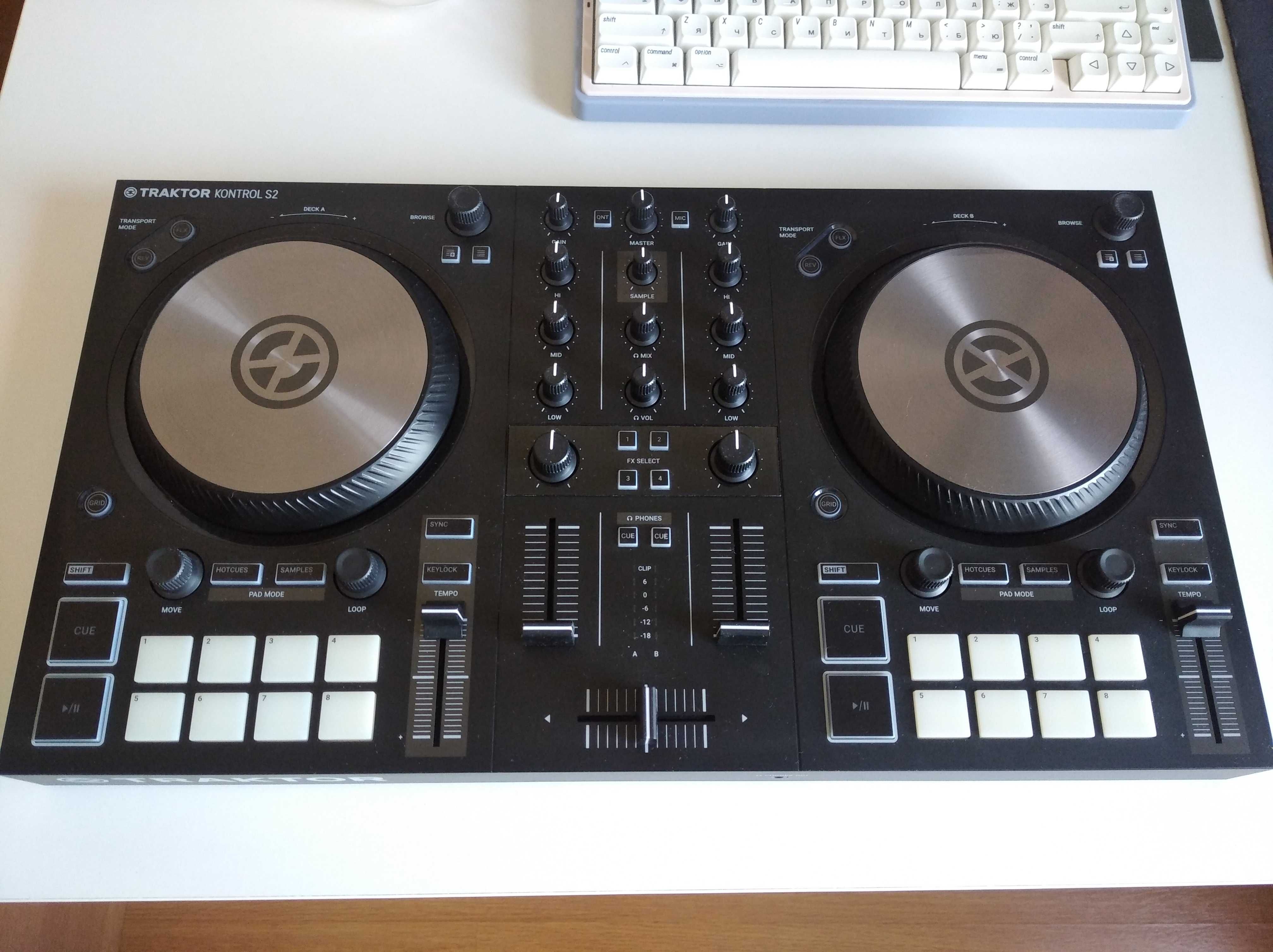 DJ контроллер Native Instruments Traktor Kontrol S2 MK3
