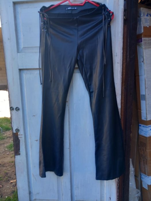 Vând pantaloni negrii din piele ecologica