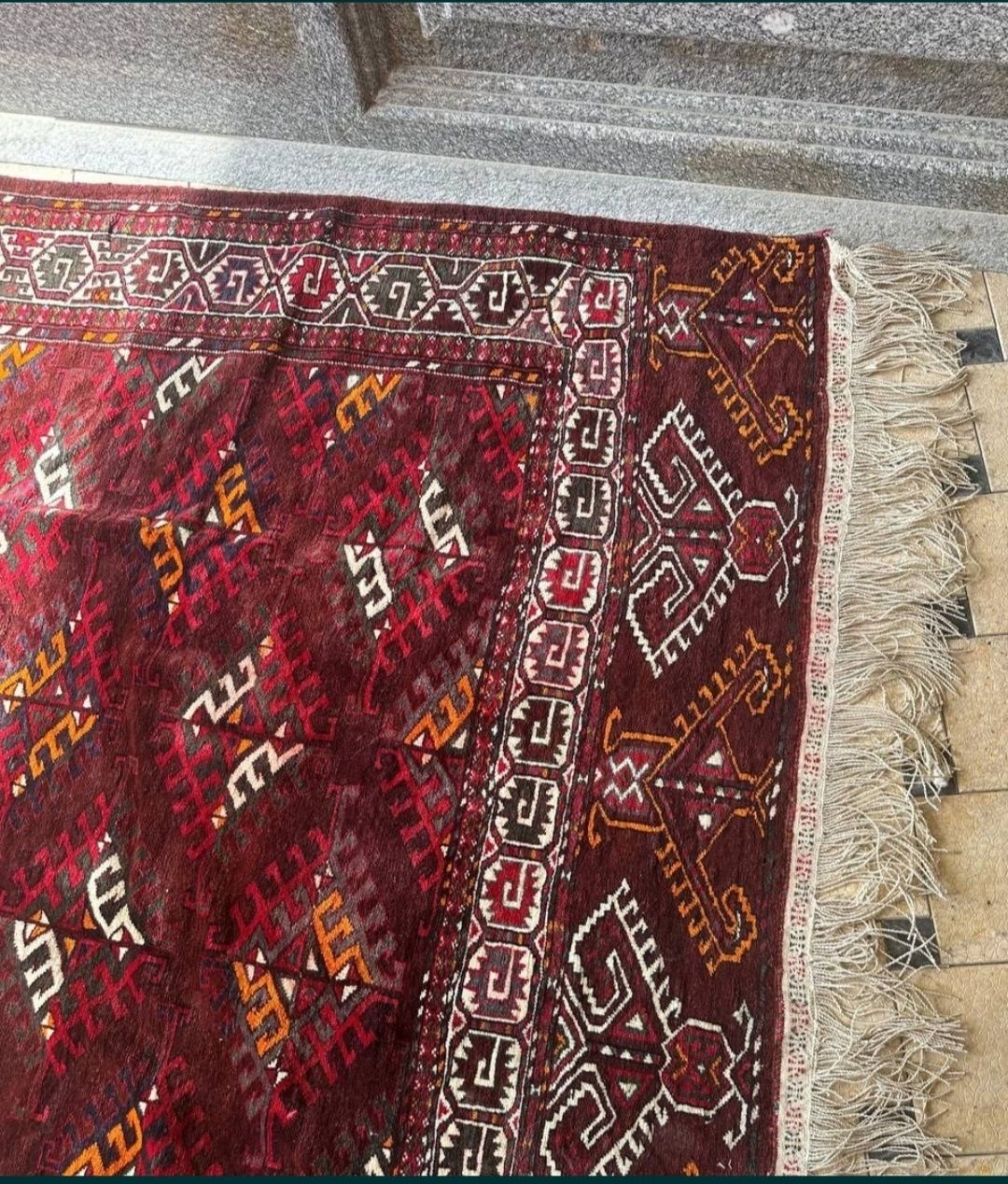 Gilam sotiladi qolda tikilgan
