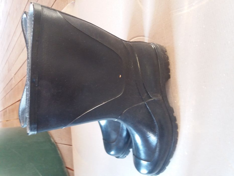 Vînd cizme de cauciuc