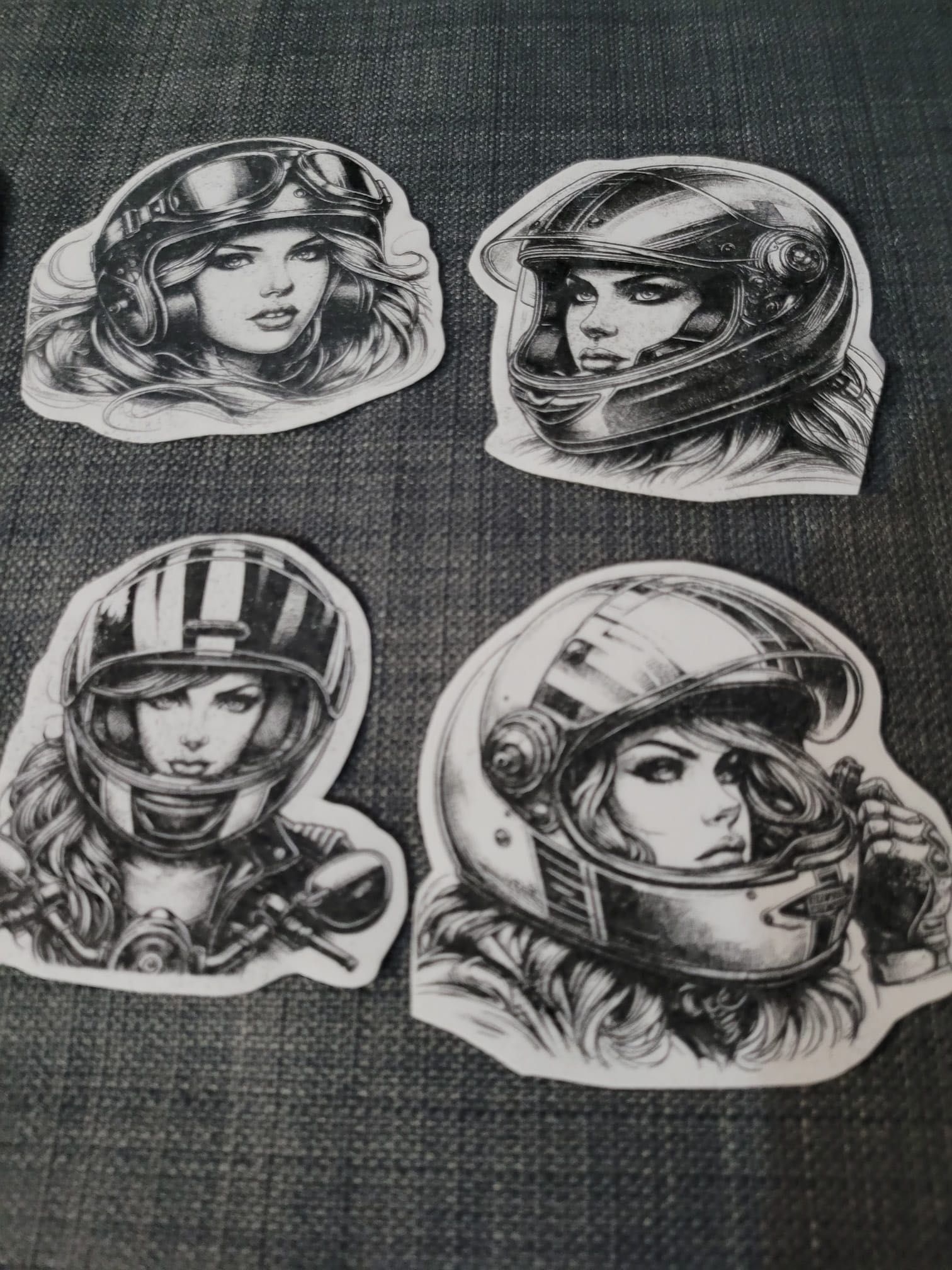 Stickere motogirl pe hărtie