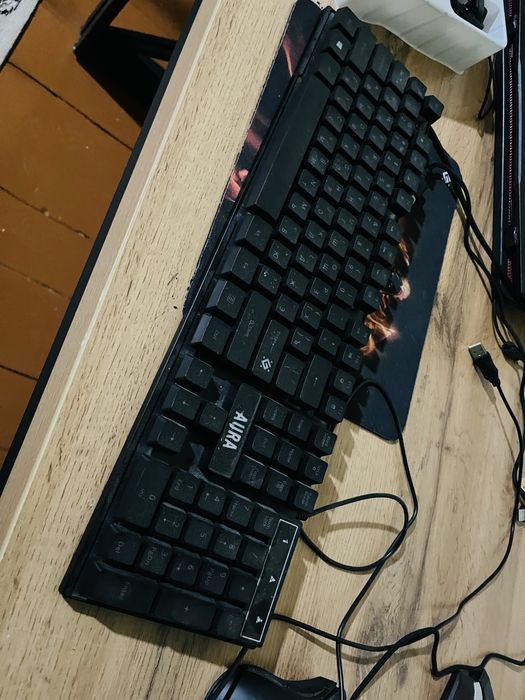 Klaviatura defender aura