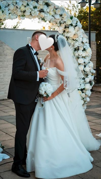 Сатенена булчинска рокля