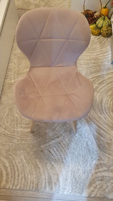 Vând scaun roz pudra