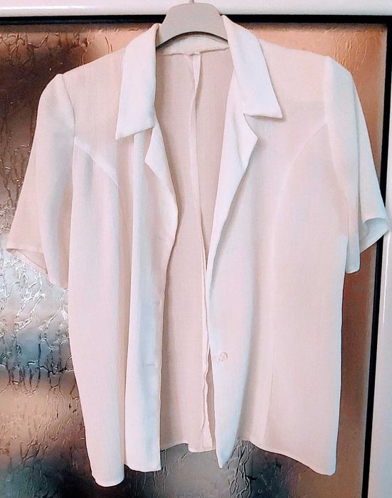 Bluzita usoara, eleganta, vaporoasa, usor creponata