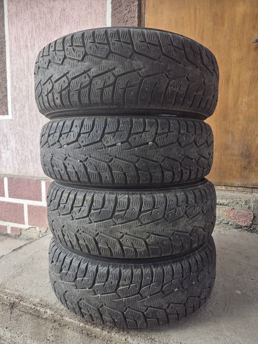 215/60/16 зимния ризина с шипами Yokohama