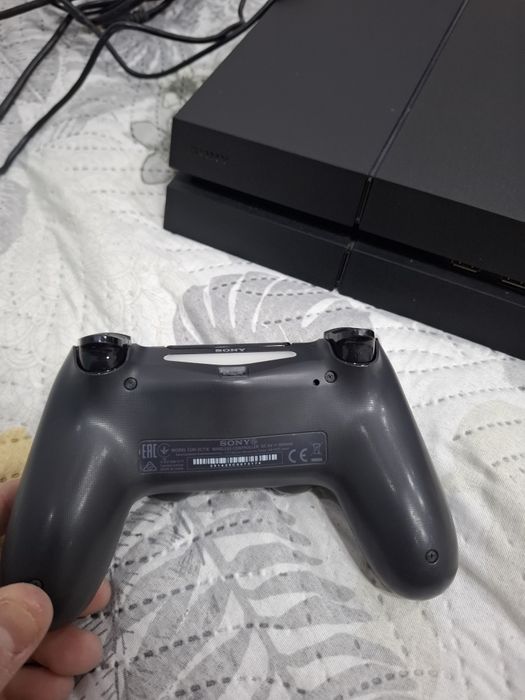 Продавам Playstation 4