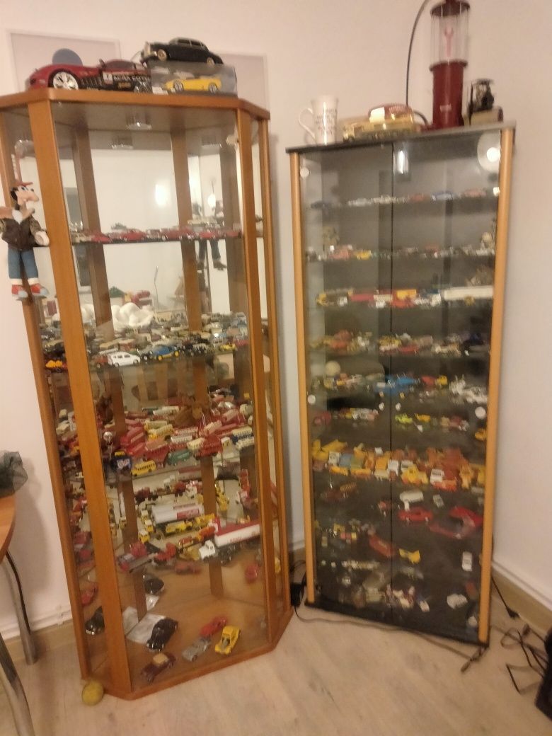 2 vitrine cu rafturi sticla și iluminat mari