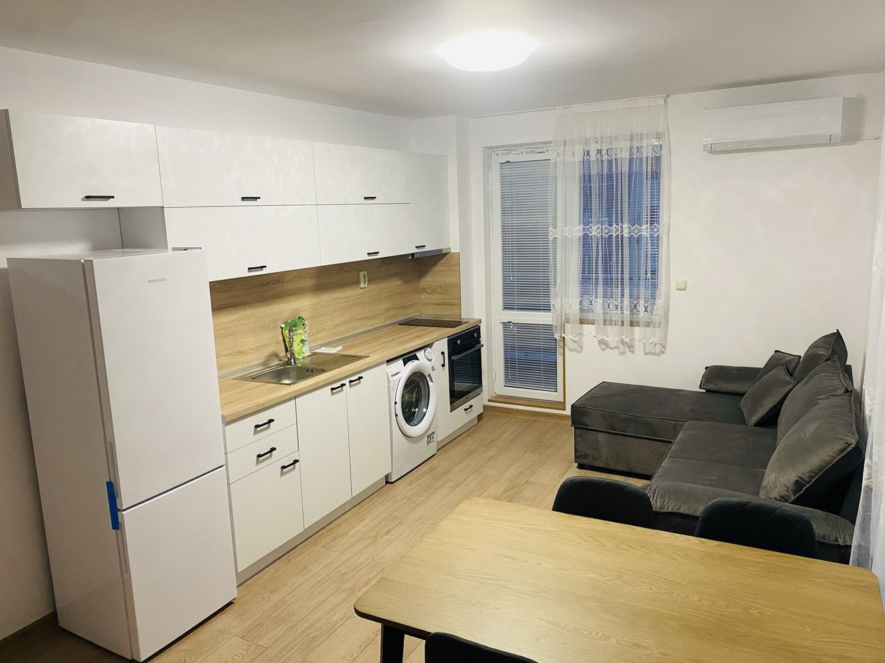 Дава се под наем Двустаен апартамент в Варна, м-т Пчелина - 60 кв.м за 459 € - Снимка #1