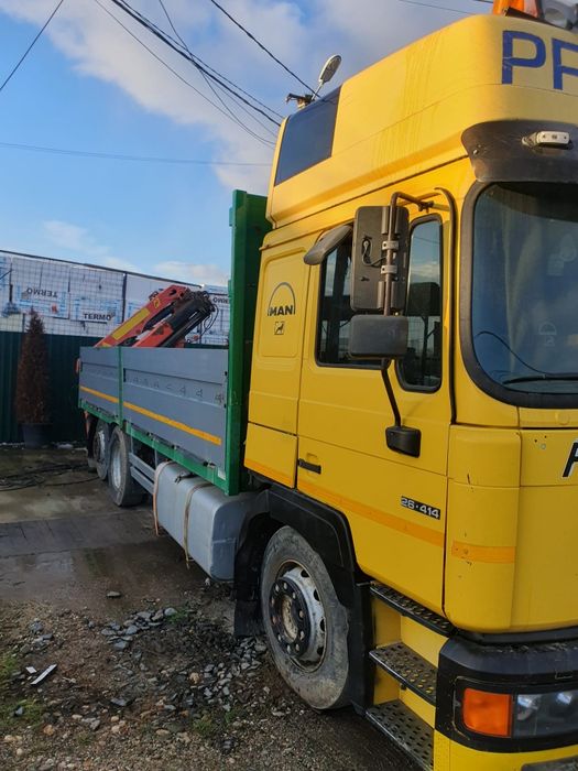 Camion MAN cu macara