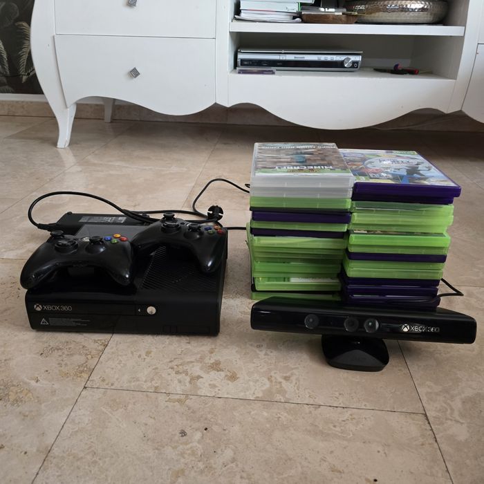 Xbox 360 Kinect cu 2 controlere