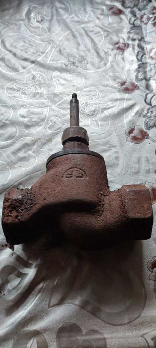 Вентиль чугунный. со сгоном и адаптером пвх всё Д=40 железные и пвх