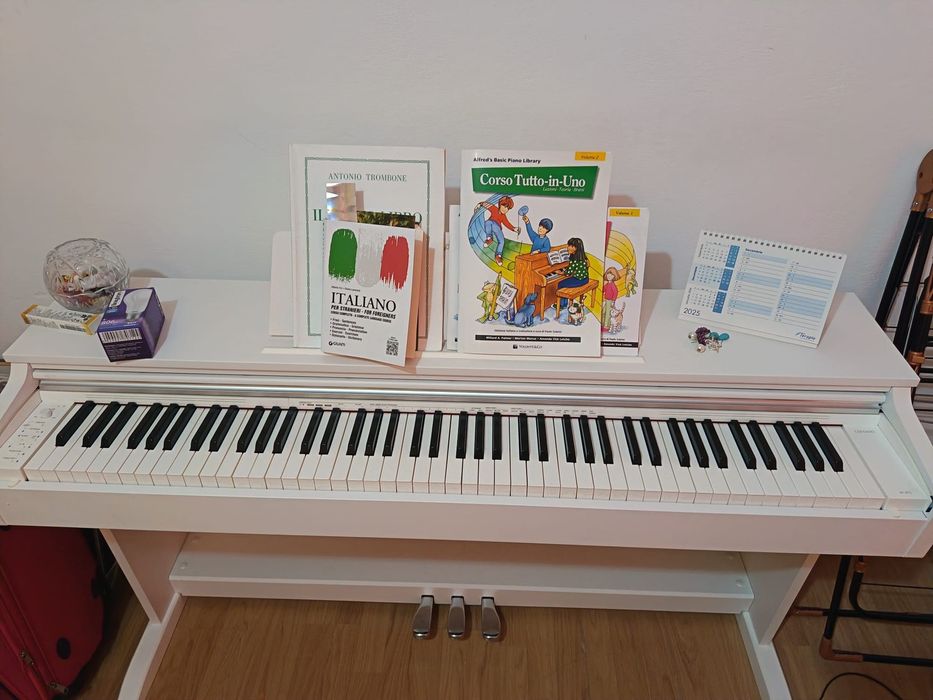 vând pian casio privia