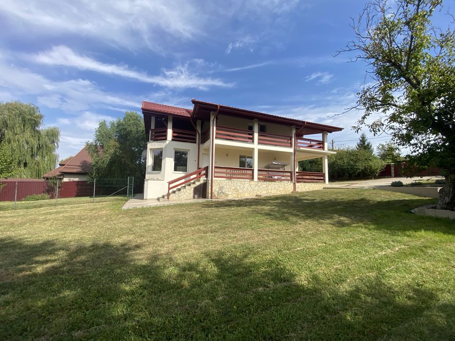 Casa cu etaj spatioasa 280mp, teren 1670mp, garaj,foisor,beci,fantana