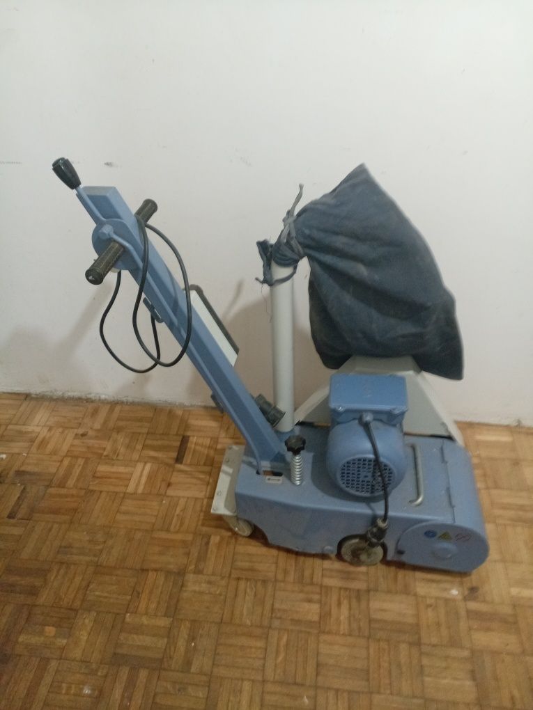 De vânzare mașina de rașchetat parchet