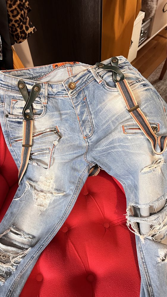 Jeans rupti si/sau cu bretele
