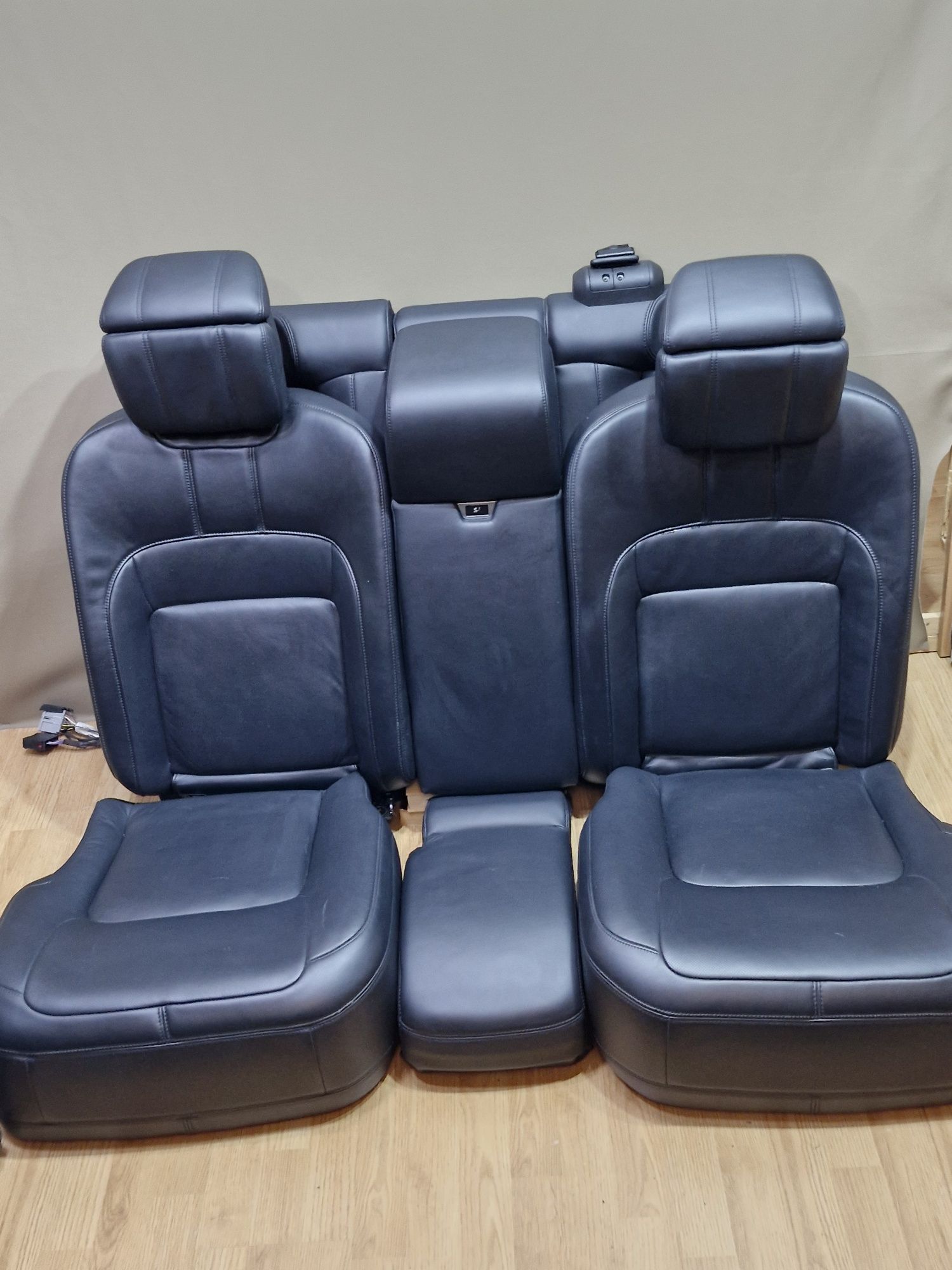 Салон за  Land Rover
