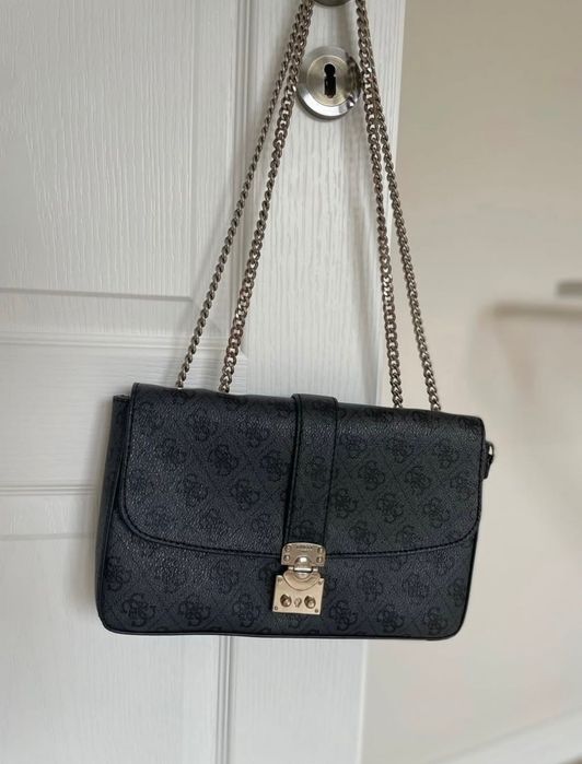 Черна дамска чанта Guess