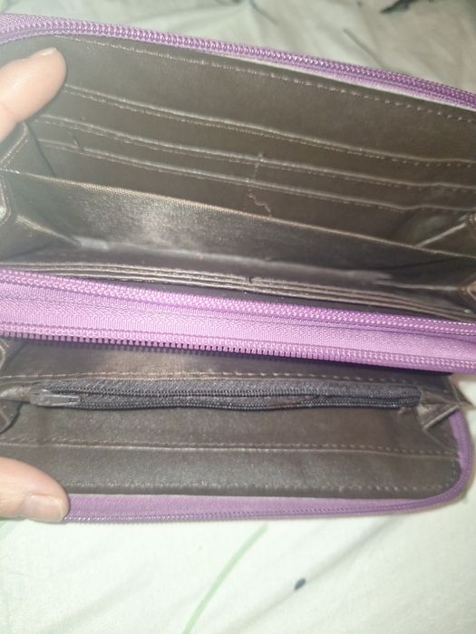 Дамско портмоне Guess и лилав крокс и друго