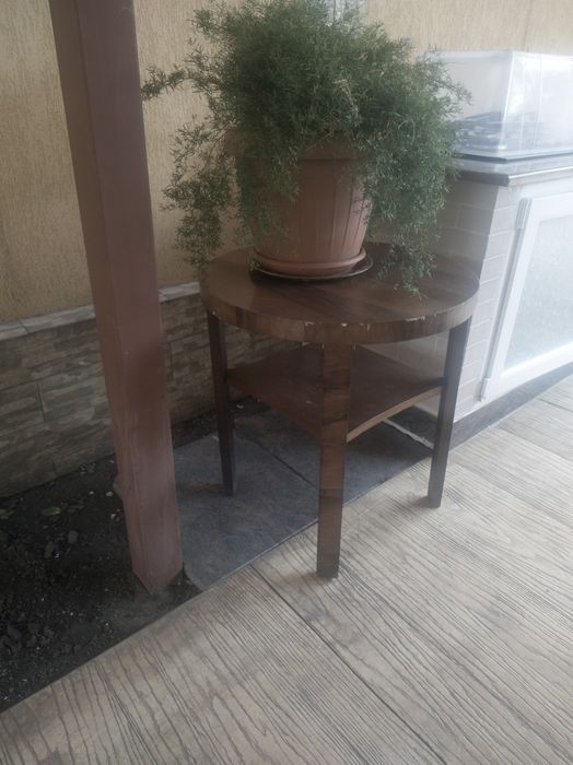 Vând masă rotundă din lemn masiv