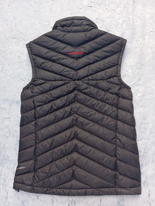 Vând vesta bărbați umpluta puf Mammut