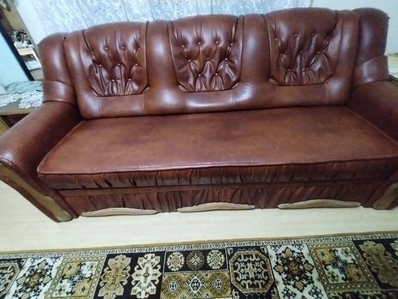 Vând canapea extensibila imitație piele, stare foarte bună.