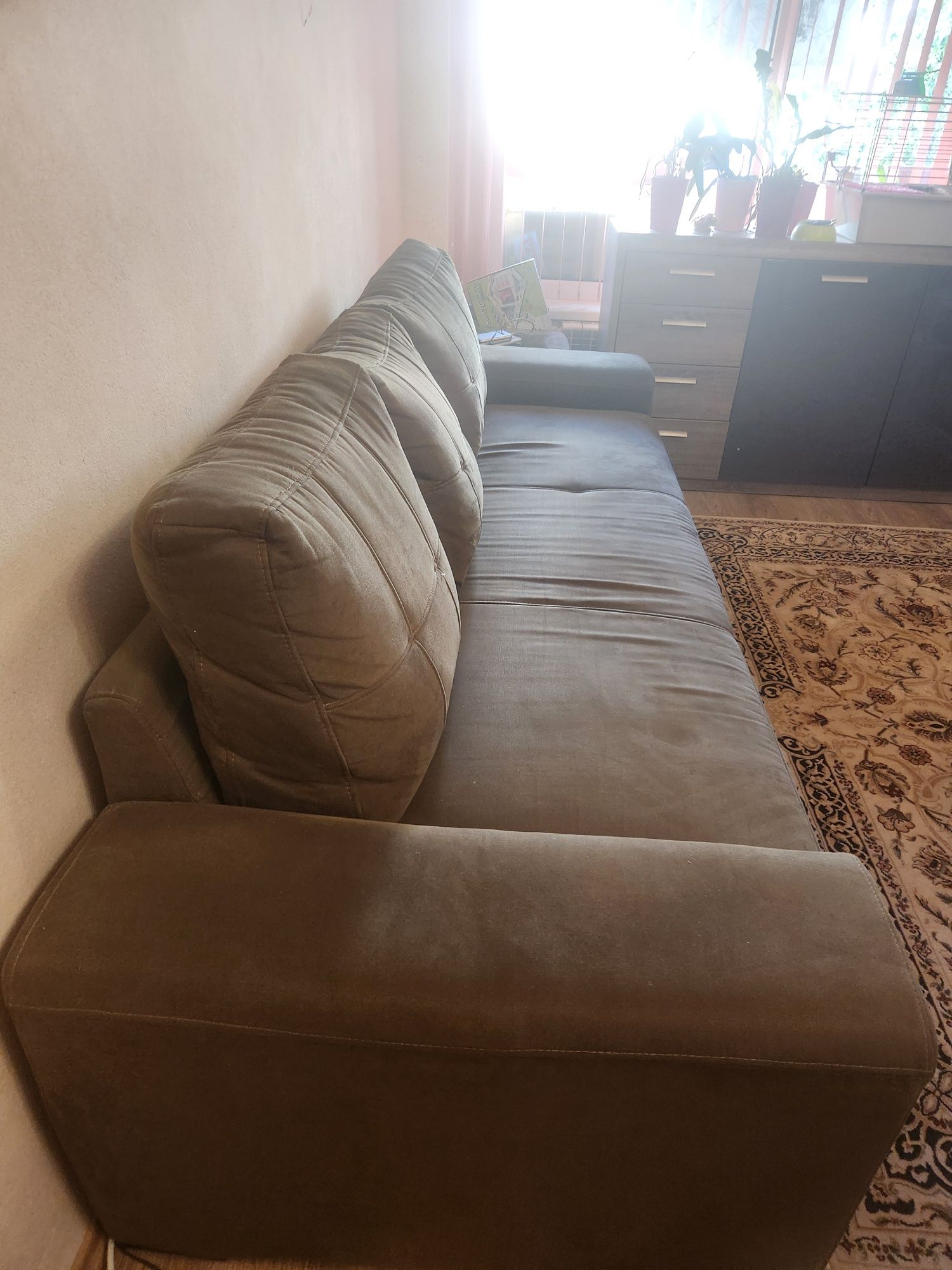 Продавам диван с функция сън