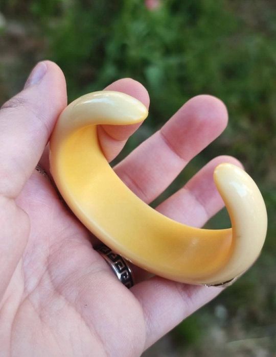 Veche bratara din bachelita de culoare crem