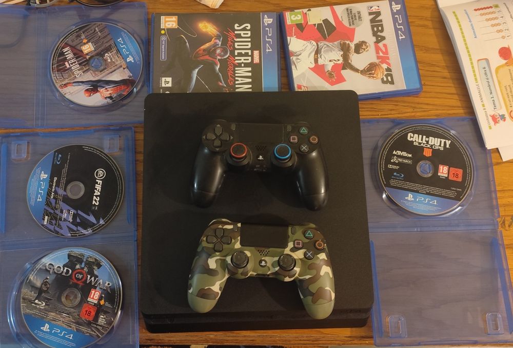 PS4 cu doua manete și jocuri