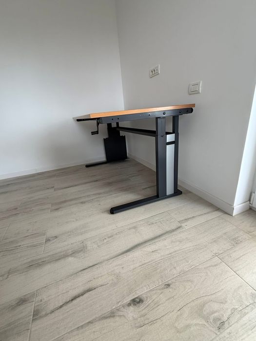 Vand birou reglabil pe inaltime