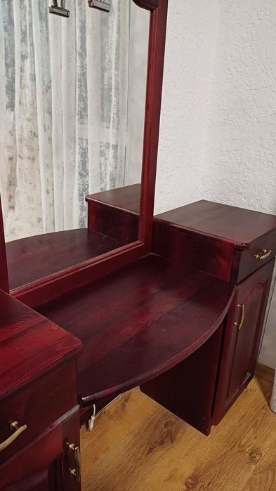 Дървена тоалетка за спалня с огледало