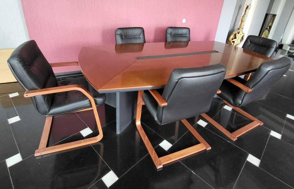 Стол для переговоров, на 8 мест и кресло кожаное с деревом 8 штук