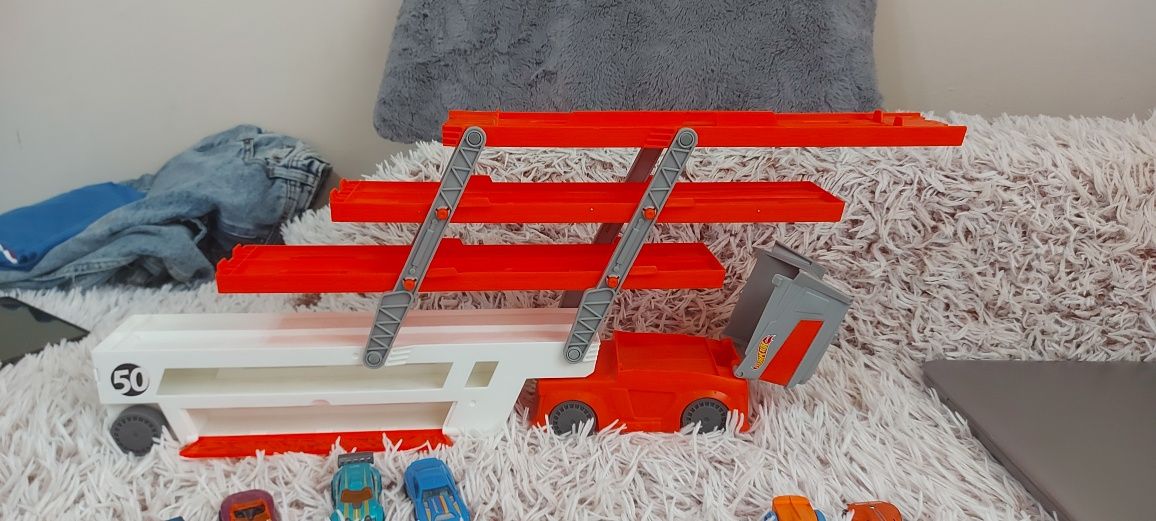 Hot Wheels автоноз и 20 колички.